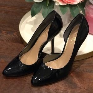 Black pumps